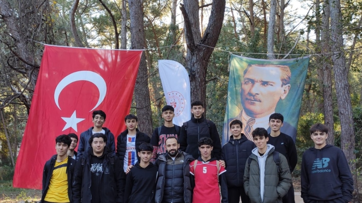 Liseler arasi Atatürk kosusunda okulumuz ogrencilerinden Roni Ulus birinci, Riyad Esellum ikinci olmustur.