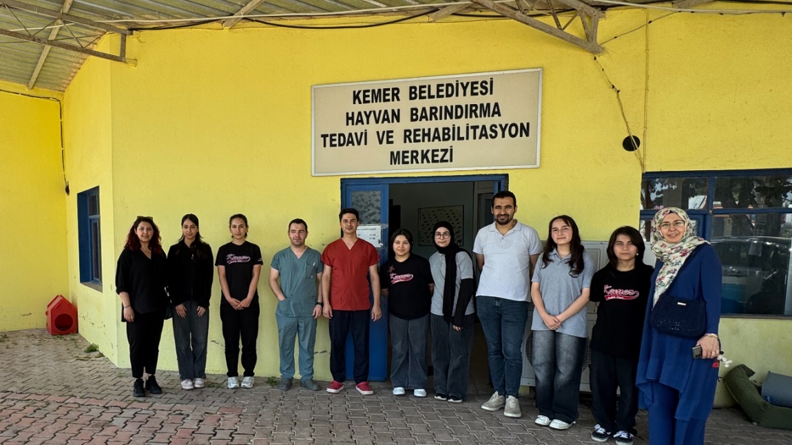 Etwinning projemiz kapsamında şehrimizdeki sokak hayvanları ve refahları ile ilgili konuyu araştırmak ve raporlarını sunmak için öğrencilerimizin barınak ziyaretleri.
